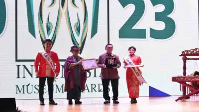 Penyerahan Anugerah Purwakalaghra Kategori Tokoh Peduli Museum, disampaikan Prof Wiendu Nuryanti dan diterima Preaoden Direktur Mustika Ratu, Bingar Egidius Situmorang mewakili Ibu Mooryati Soedibyo